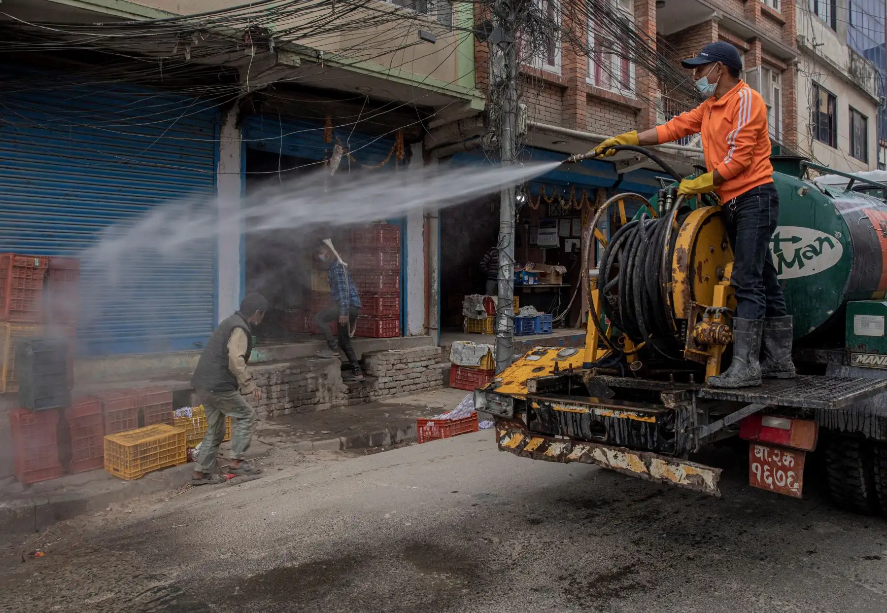 Trabajador de la ciudad metropolitana de Katmandú desinfecta una calle de Katmandú durante el cierre del coronavirus En Katmandú, Nepal. Foto: EFE