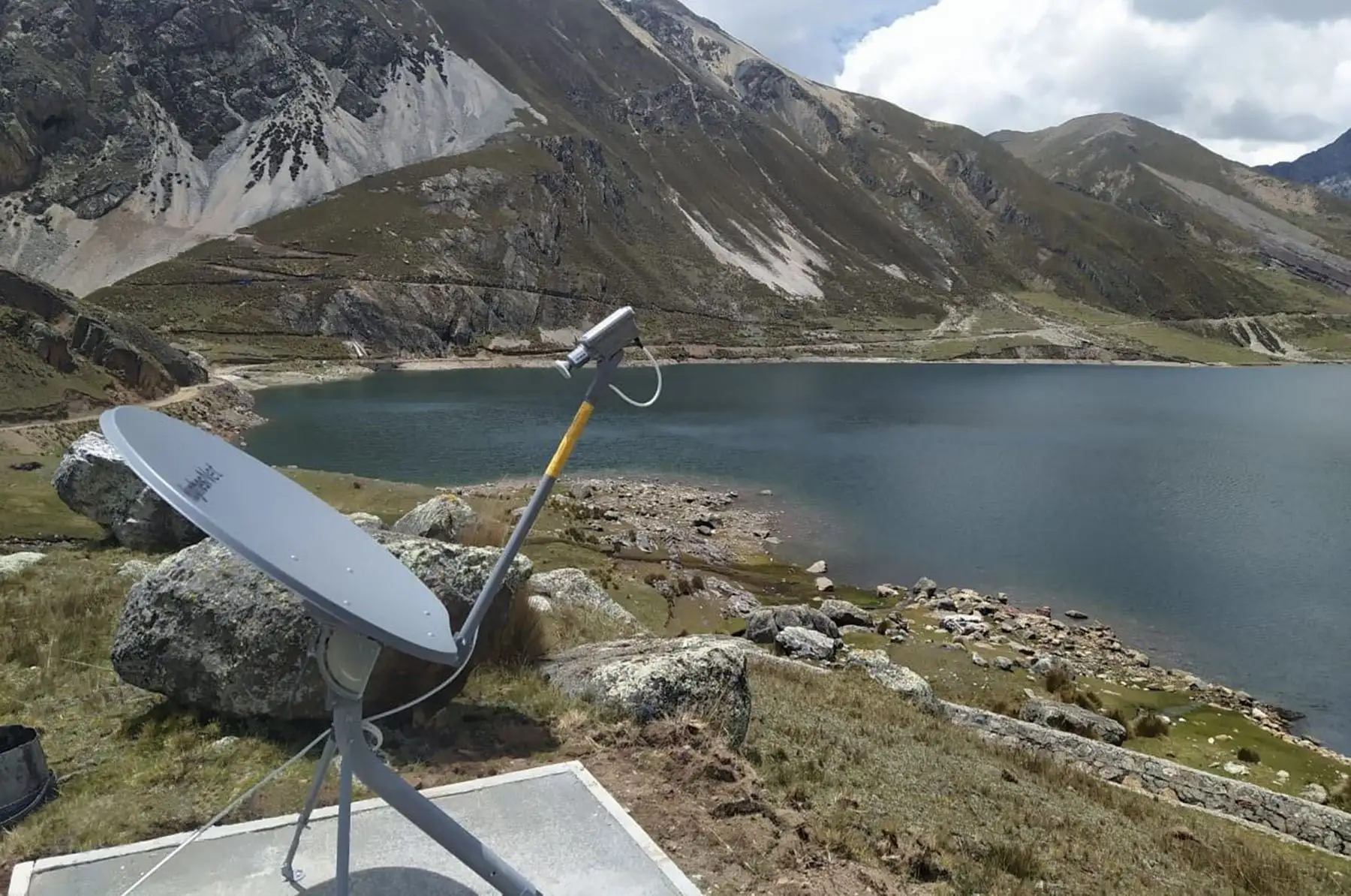 El usuario de Internet satelital usualmente tiene más de 30 años, vive a más de 45 minutos de las áreas urbanas y es un profesional con estudios superiores.