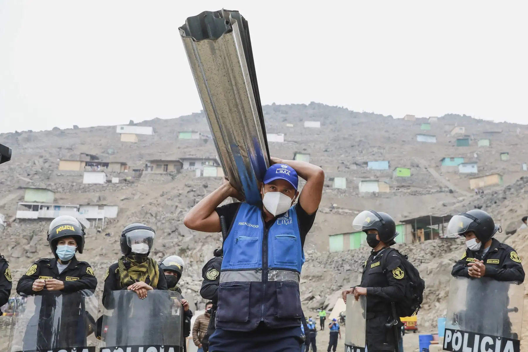 La Municipalidad de Lima realizó un operativo de recuperación en las lomas de Villa María, en el distrito de Villa María del Triunfo, donde se retiraron extrajudicialmente más de 60 módulos de vivienda que fueron instalados de manera ilegal en cerca de 3.7 hectáreas. Foto: ANDINA/Municipalidad de Lima