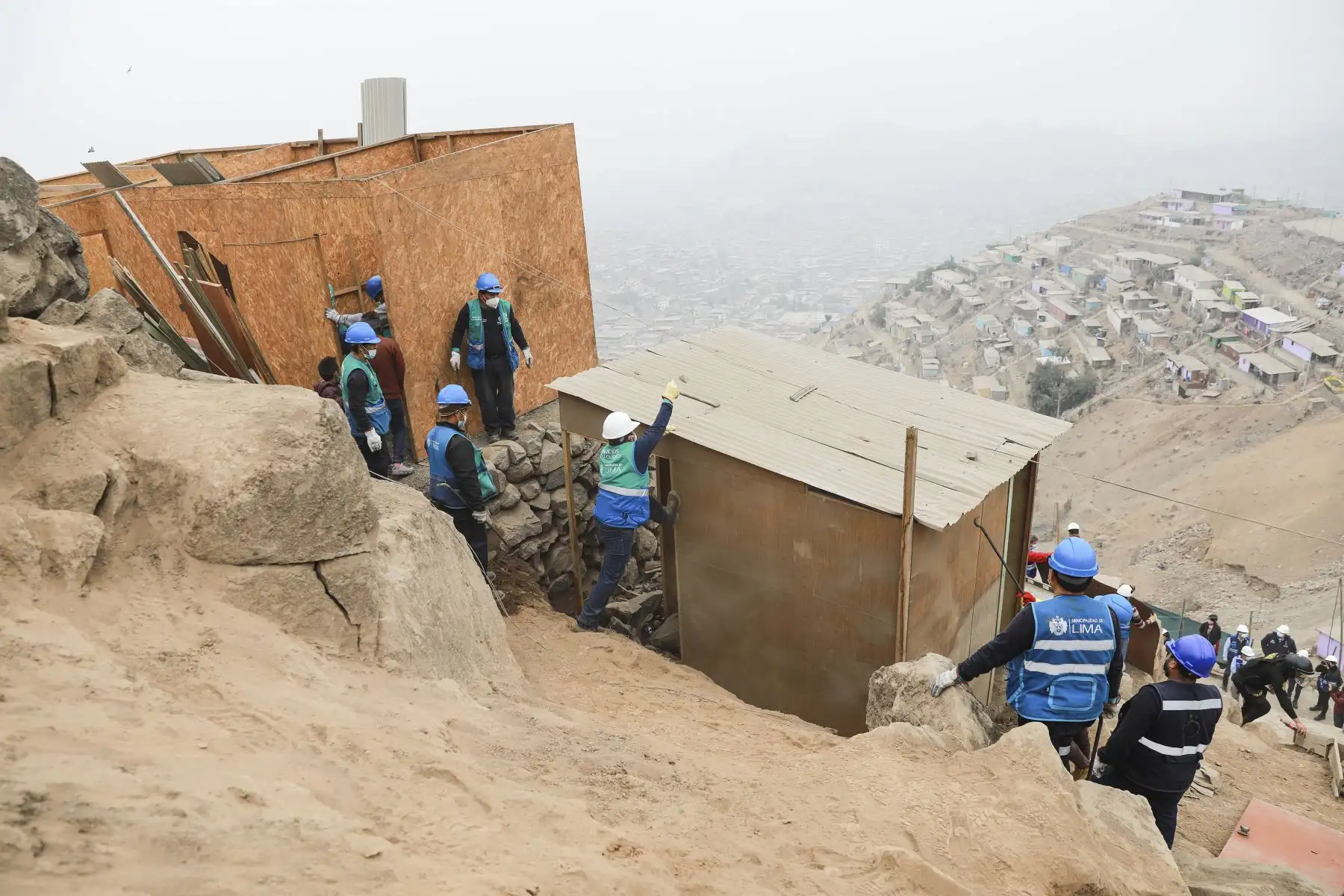 La Municipalidad de Lima realizó un operativo de recuperación en las lomas de Villa María, en el distrito de Villa María del Triunfo, donde se retiraron extrajudicialmente más de 60 módulos de vivienda que fueron instalados de manera ilegal en cerca de 3.7 hectáreas. Foto: ANDINA/Municipalidad de Lima