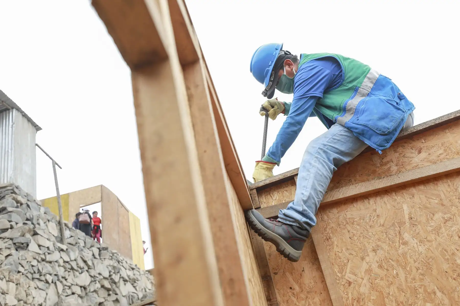 La Municipalidad de Lima realizó un operativo de recuperación en las lomas de Villa María, en el distrito de Villa María del Triunfo, donde se retiraron extrajudicialmente más de 60 módulos de vivienda que fueron instalados de manera ilegal en cerca de 3.7 hectáreas. Foto: ANDINA/Municipalidad de Lima