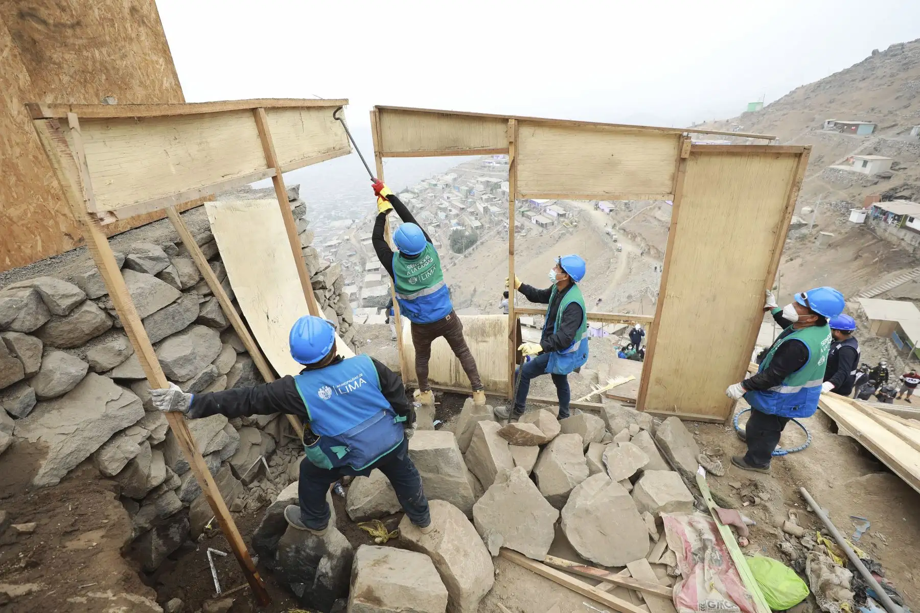La Municipalidad de Lima realizó un operativo de recuperación en las lomas de Villa María, en el distrito de Villa María del Triunfo, donde se retiraron extrajudicialmente más de 60 módulos de vivienda que fueron instalados de manera ilegal en cerca de 3.7 hectáreas. Foto: ANDINA/Municipalidad de Lima