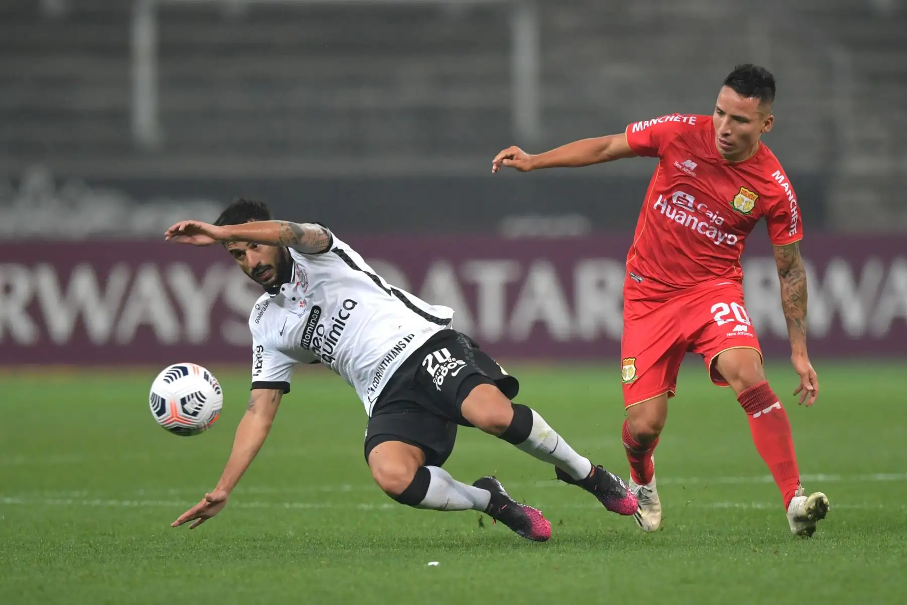 Guilherme de Aguiar de Corinthians disputa un balón con Oscar Barreto de Sport Huancayo durante partido por Copa Libertadores, en el estadio Arena de Sao Paulo. Foto: EFE