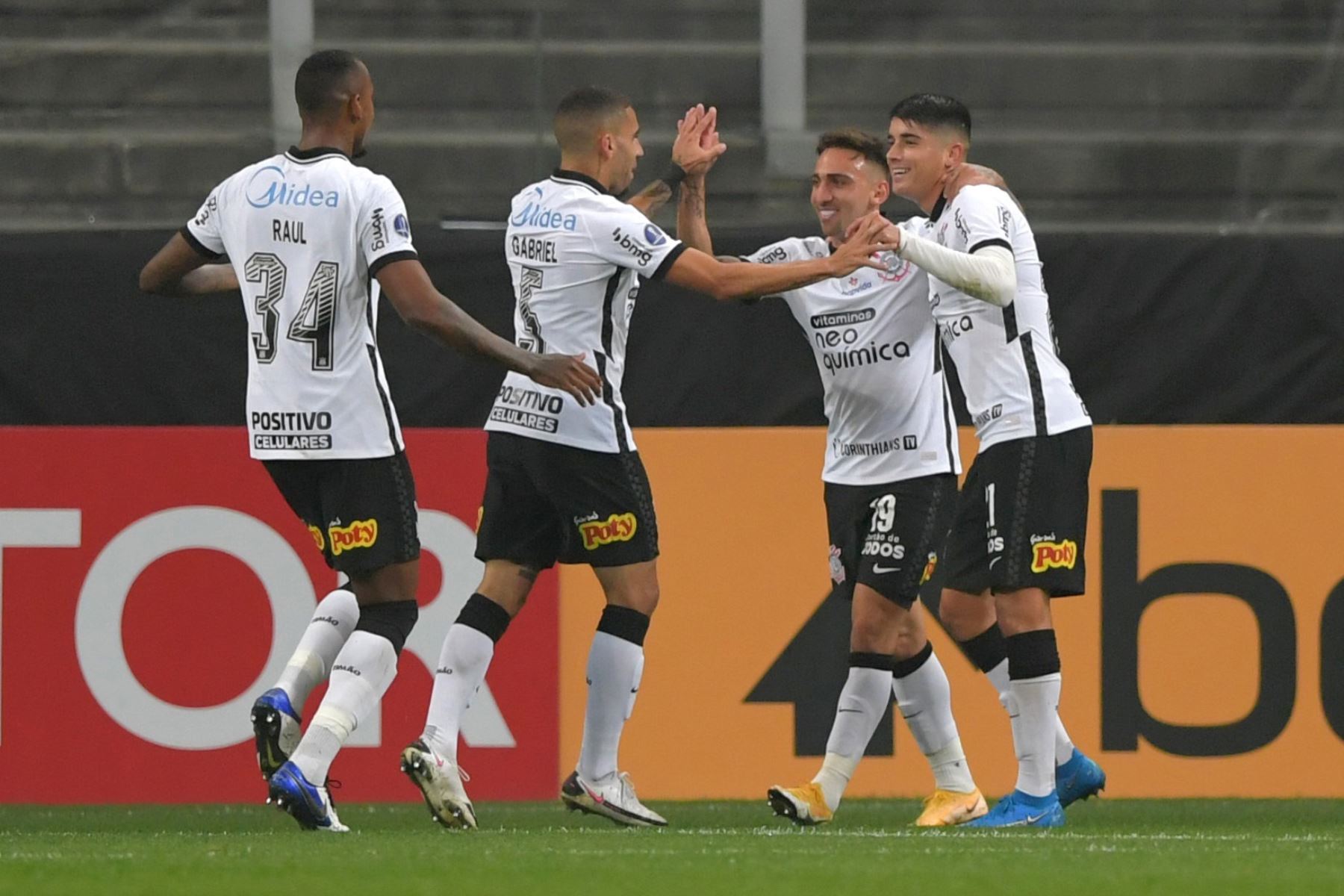 Gustavo da Silva de Corinthians celebra tras anotar un gol ante Sport Huancayo durante partido por la Copa Libertadores, en el estadio Arena de Sao Paulo. Foto: EFE