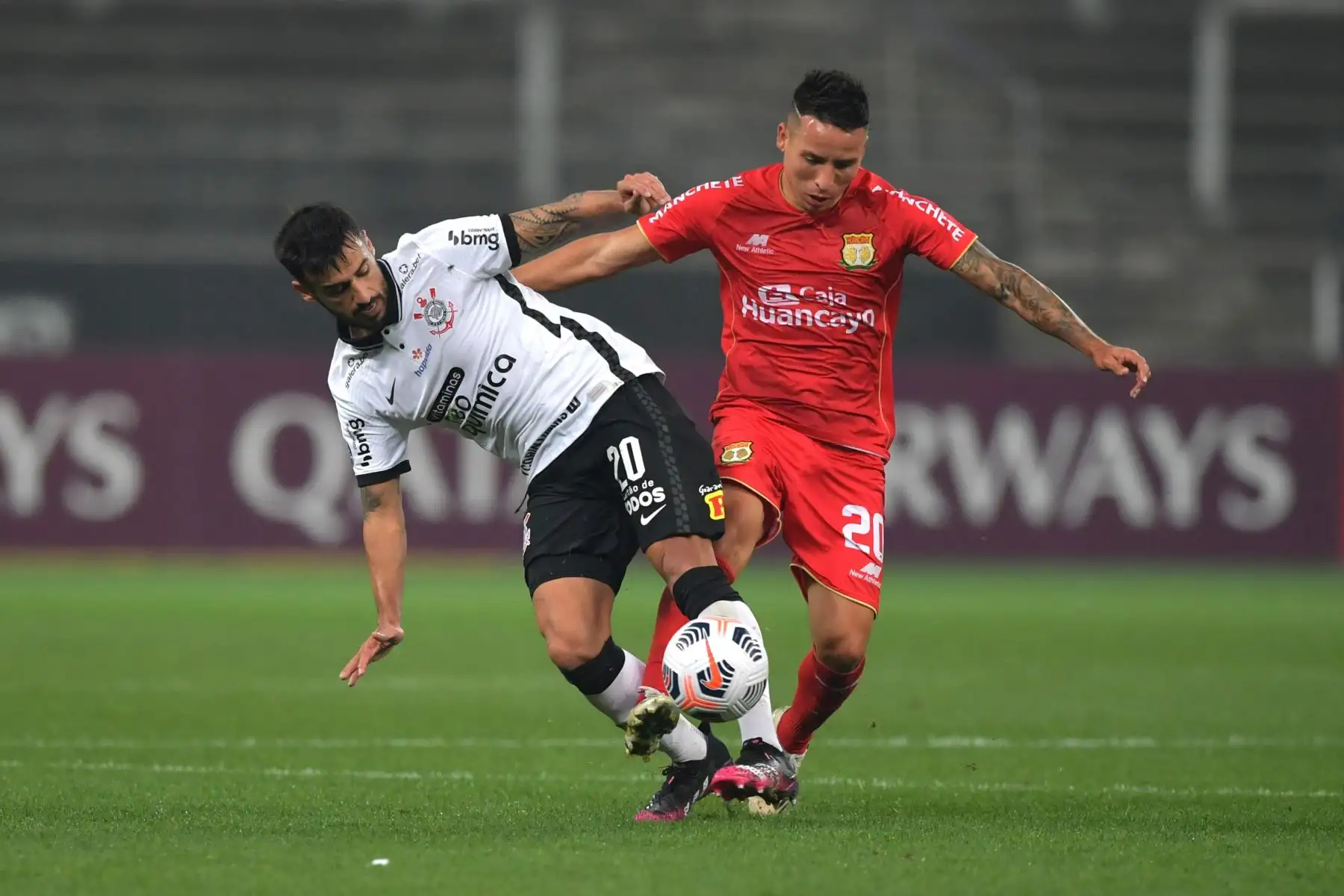 Guilherme de Aguiar de Corinthians disputa un balón con Oscar Barreto de Sport Huancayo durante partido por la Copa Libertadores, en el estadio Arena de Sao Paulo. Foto: EFE