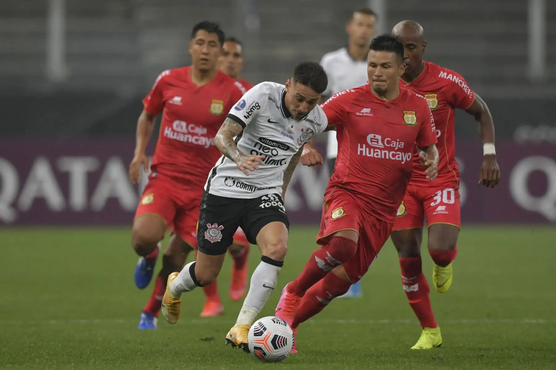 Gustavo Silva de Corinthians disputa un balón con Alfredo Rojas de Sport Huancayo durante partido por la Copa Libertadores, en el estadio Arena de Sao Paulo. Foto. AFP