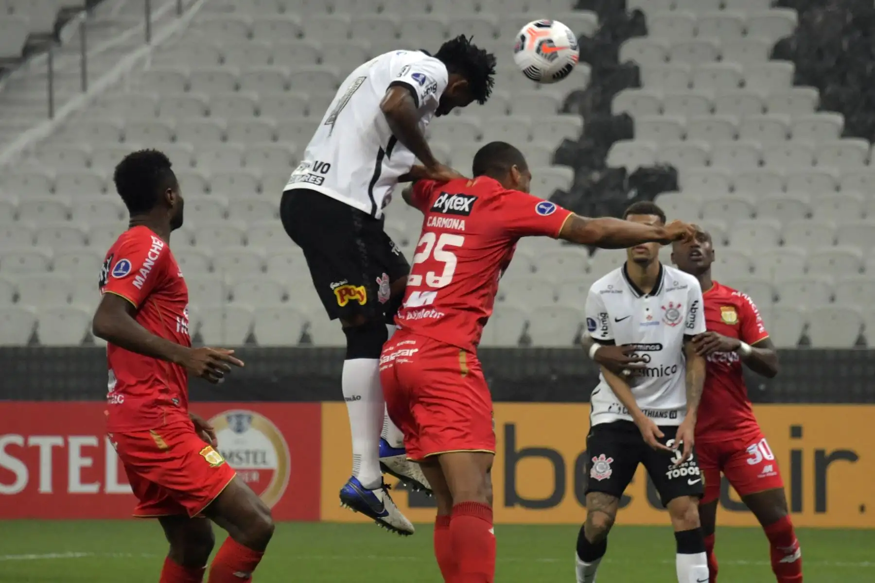 Carlos Gilberto de Corinthians disputa un balón ante la marca de Giancarlo Carmona de Sport Huancayo durante partido por la Copa Libertadores, en el estadio Arena en Sao Paulo. Foto: AFP
