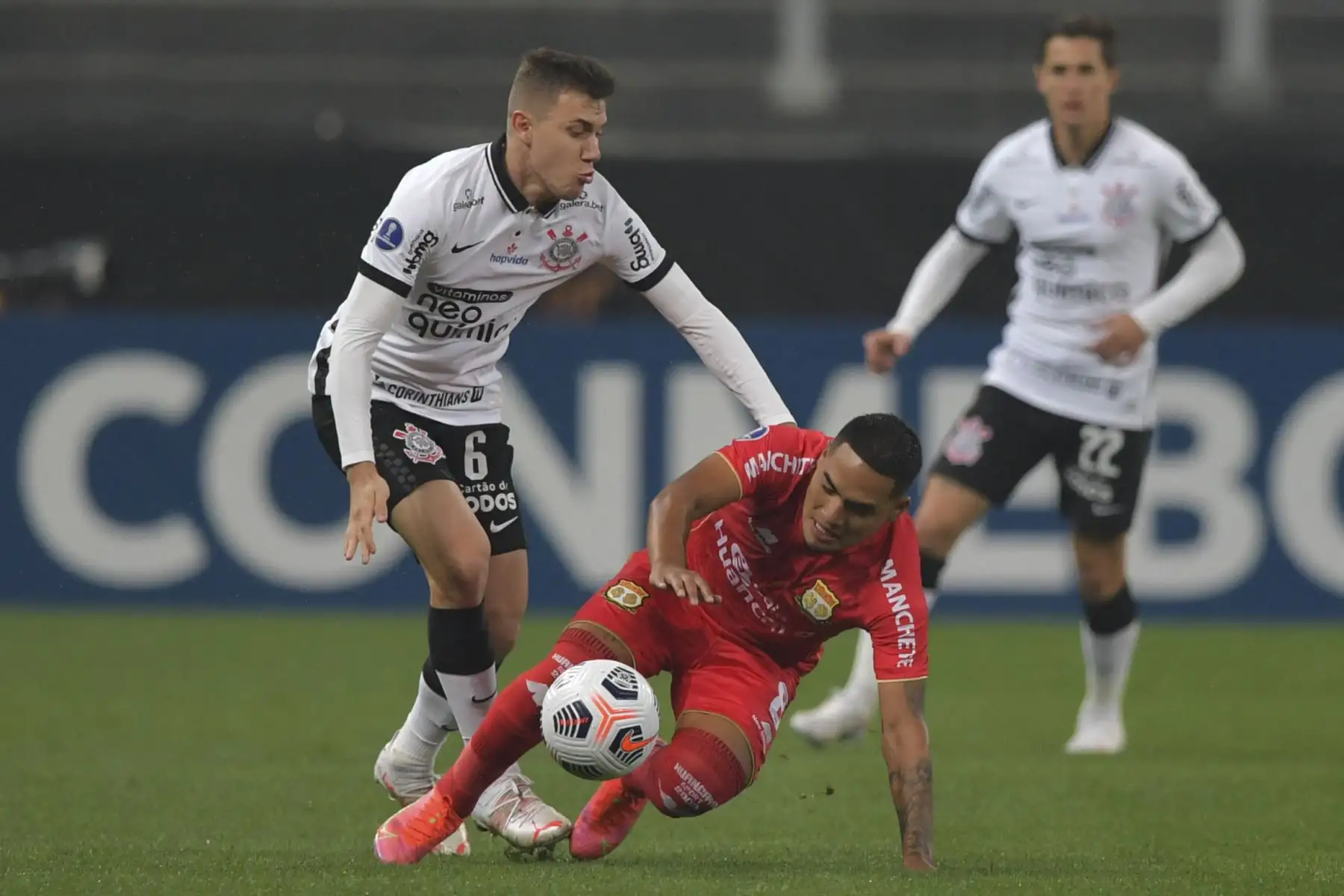 Lucas Piton de Corinthians y Moises Velásquez de Sport Huancayo durante el partido por la Copa Libertadores, en Sao Paulo. Foto: AFP