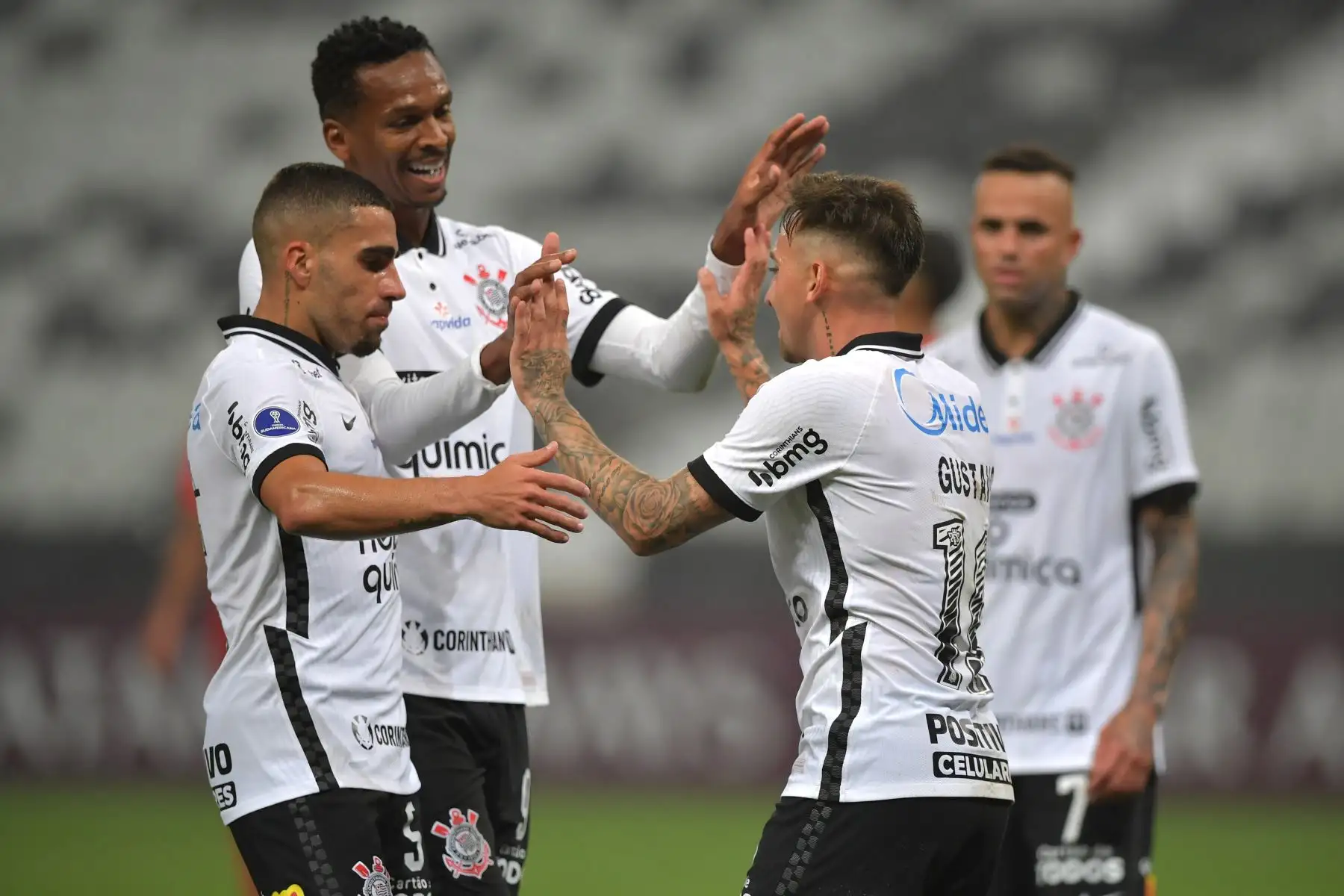 Gustavo da Silva de Corinthians celebra un gol durante partido ante Sport Huancayo por la Copa Libertadores, en el estadio Arena de Sao Paulo. Foto: EFe