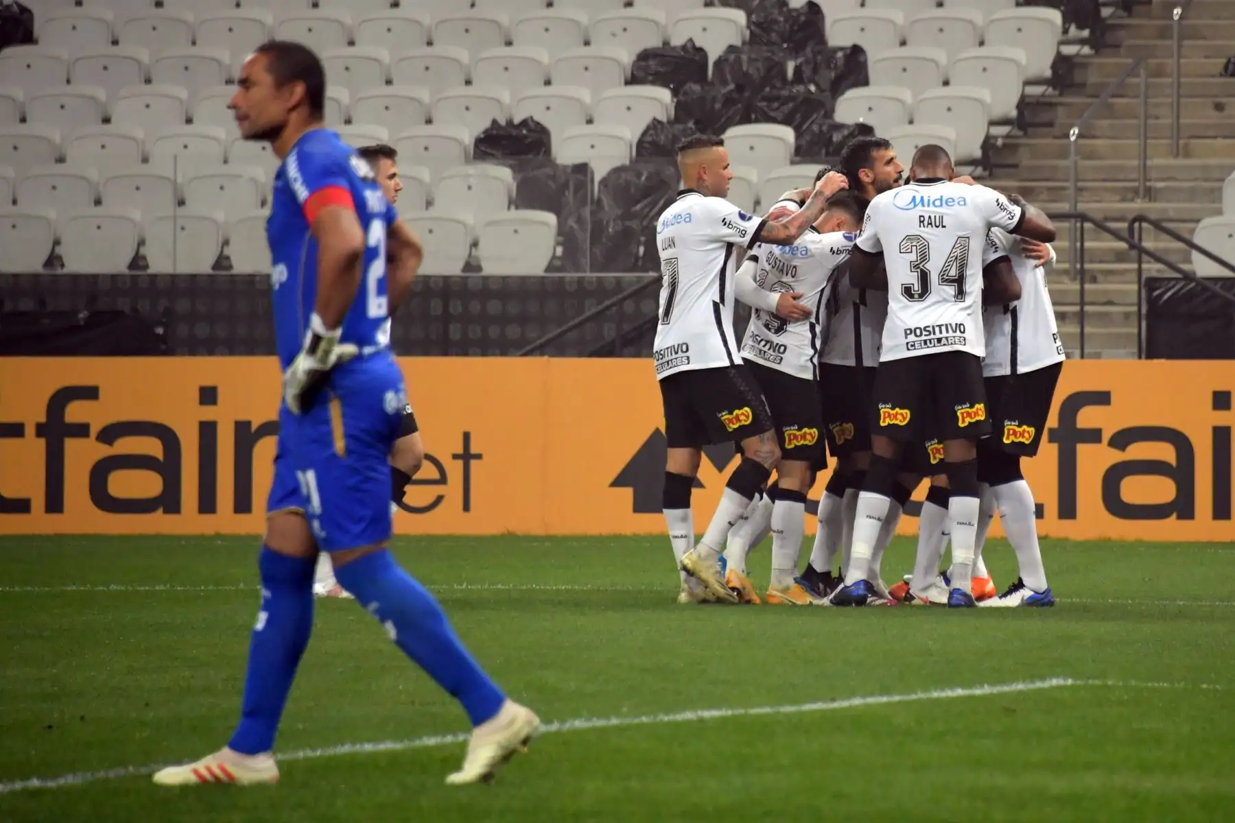 Jugadores de Corinthians celebran un gol tras anotar a Sport Huancayo durante partido por la Copa Libertadores, en el estadio Arena de Sao Paulo. Foto: EFE