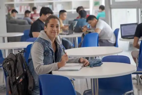El 41 % del total de seleccionadas y seleccionados del concurso a nivel nacional terminó el colegio en el 2020. Foto: ANDINA/Pronabec