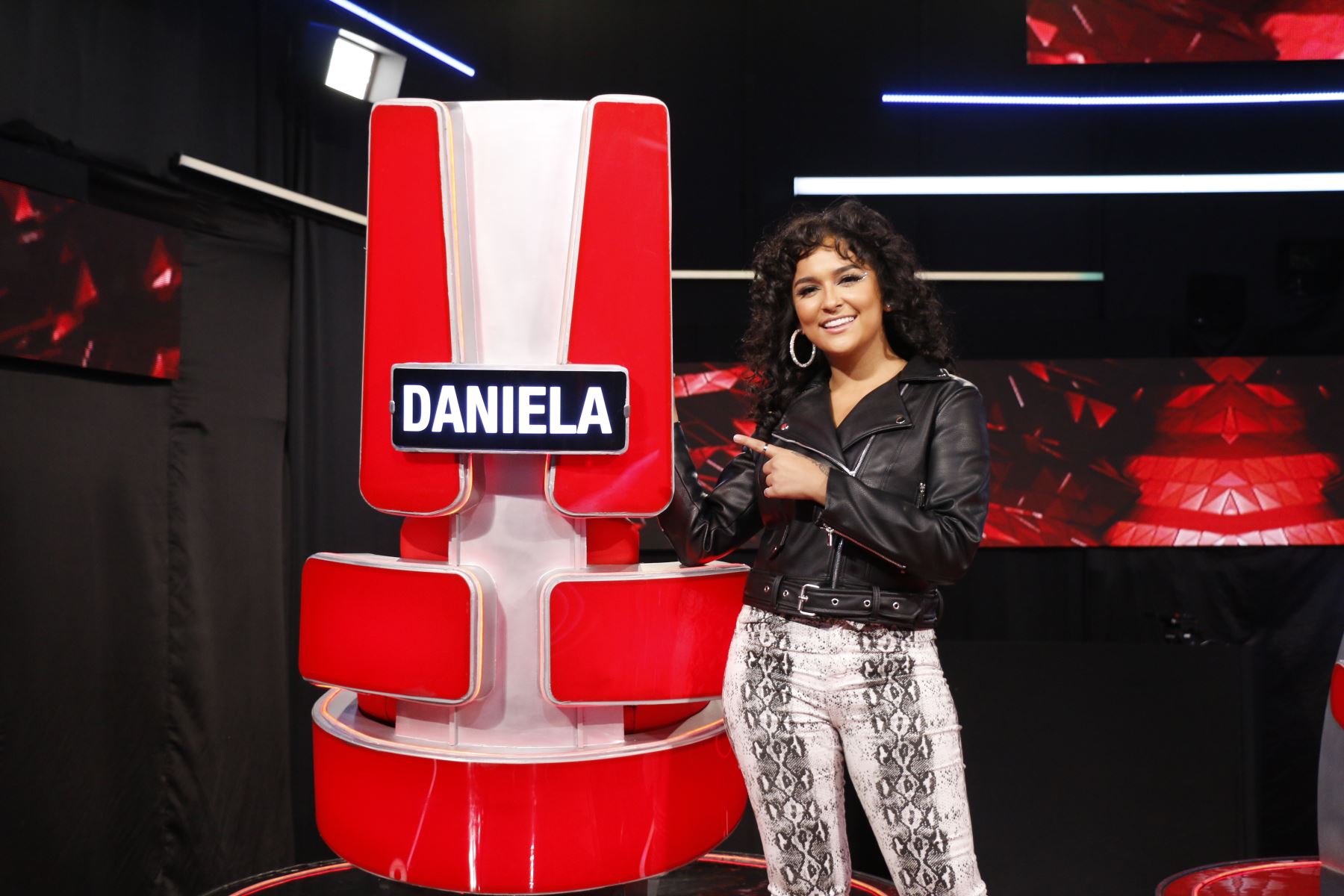 Daniela Darcourt en el set de La Voz Perú.