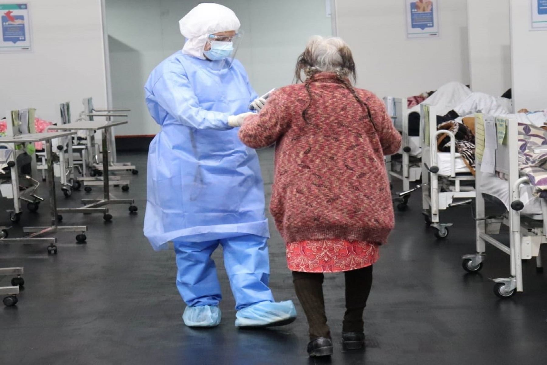 Abuelita de 89 años y otros seis pacientes vencieron al covid-19 en el hospital regional de Chimbote y retornaron a su hogar. Foto: Difusión
