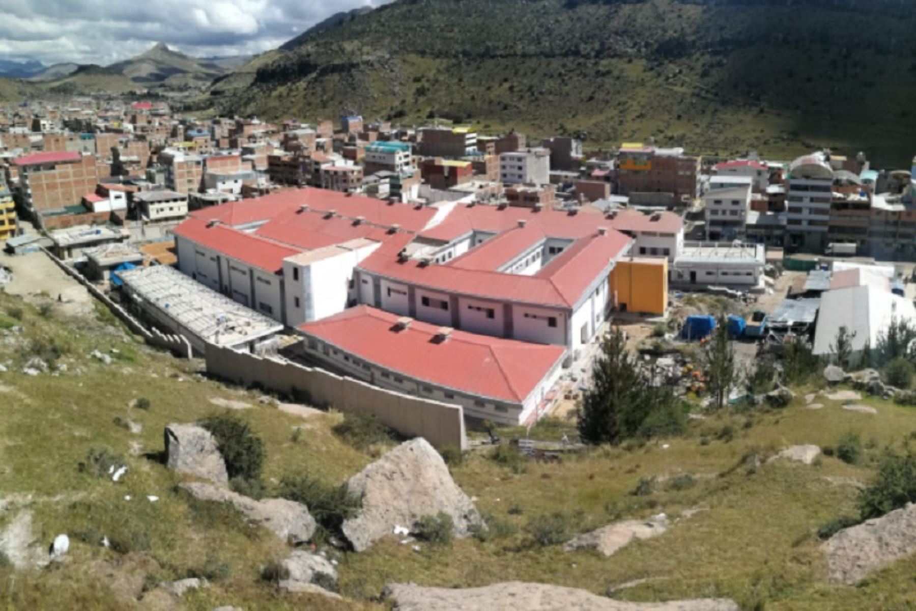 El Programa Nacional de Inversiones en Salud (Pronis), adscrito al Ministerio de Salud, informó que las nuevas infraestructuras hospitalarias que se están construyendo en Challhuahuacho y Haquira, en Apurímac; tienen un avance de 72.75% y 70.78%, respectivamente.