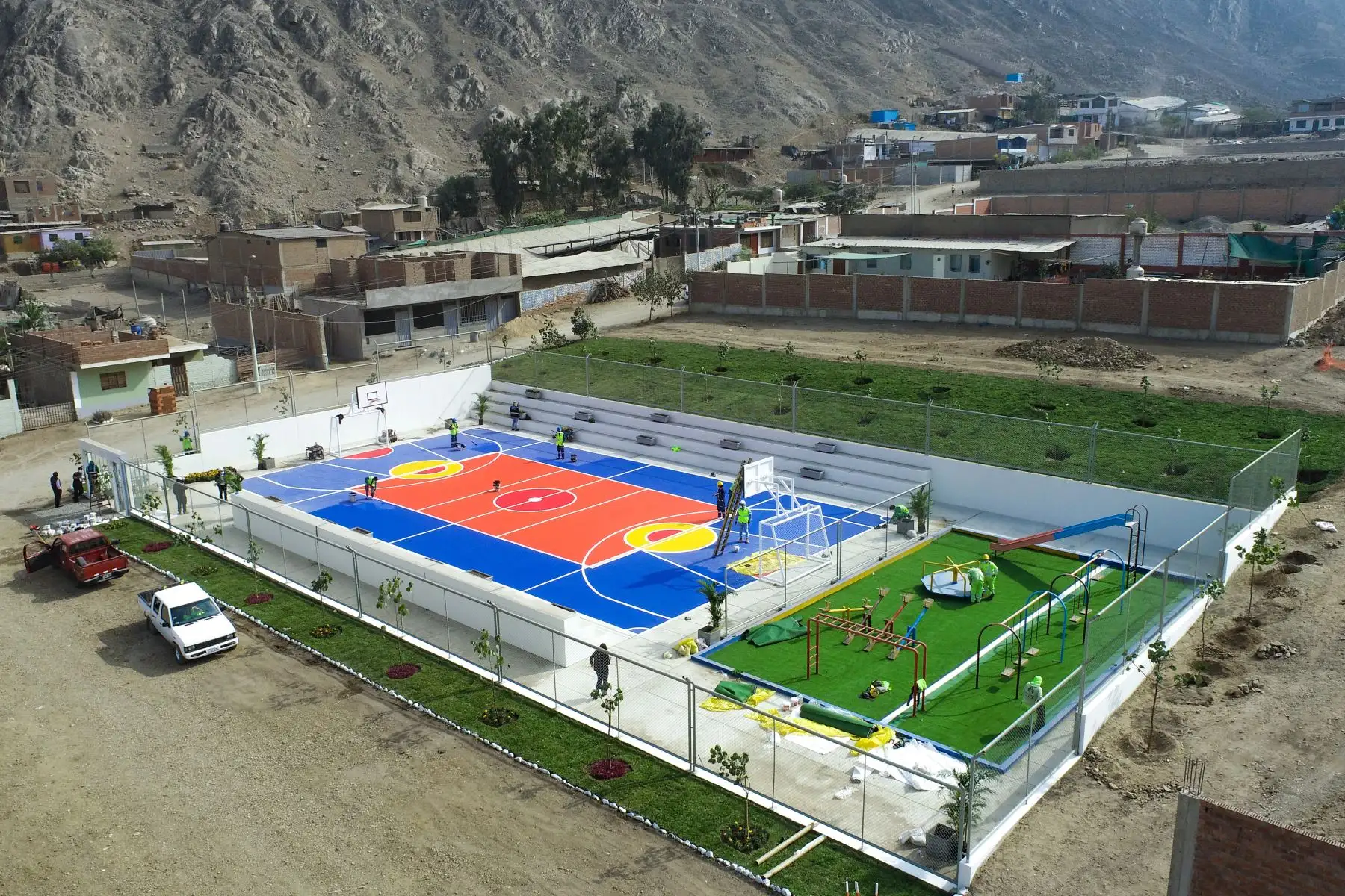 El Alcalde de Lima  Jorge Muñoz entregó losa deportiva y muro de contención en Huaycán. Foto: ANDINA/ Municipalidad de Lima.
