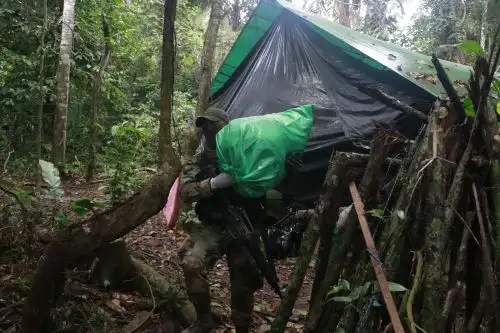 Un agente antinarcóticos boliviano desmantela un megalaboratorio para la cristalización de cocaína, hoy en la comunidad Santa Teresita (Bolivia). Foto: Efe.