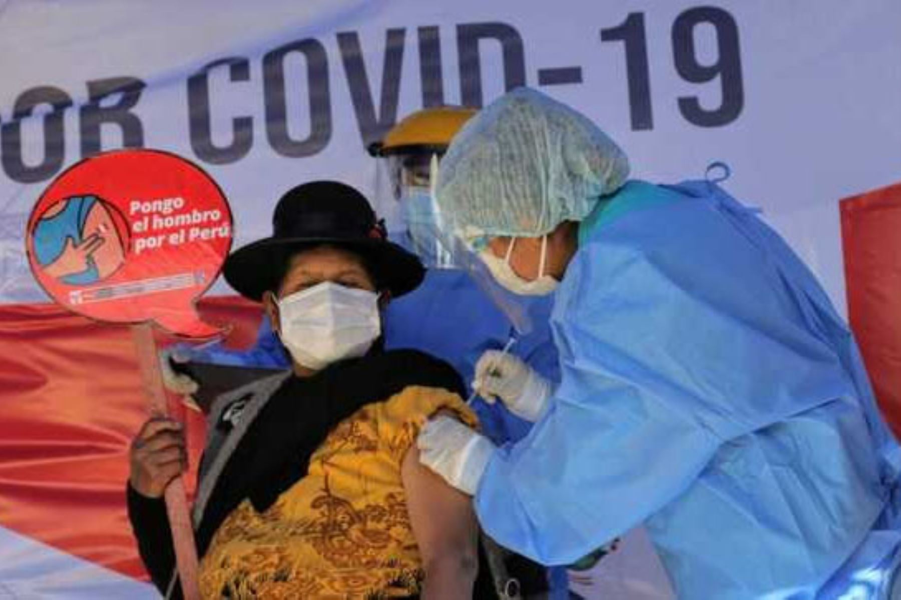 Con el lema “Juntos vamos más lejos”, se lanzó la vacunación binacional contra la covid-19 en el puente internacional de Desaguadero. Foto: ANDINA/Minsa