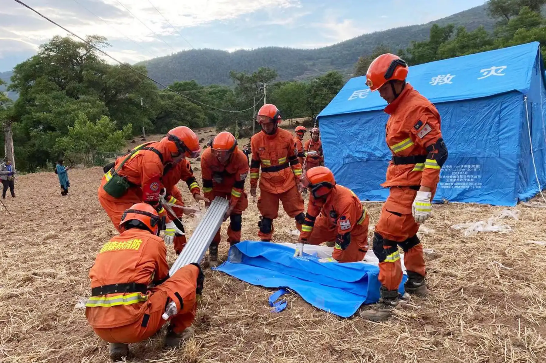 Al menos tres personas fallecieron y otras 27 resultaron heridas tras un terremoto de magnitud 6,4 registrado este viernes en la región meridional de Yunnan, según el último parte ofrecido hoy por las autoridades locales. Foto: AFP