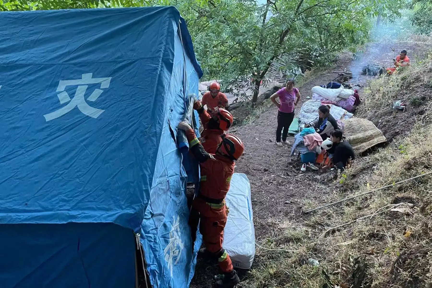 Al menos tres personas fallecieron y otras 27 resultaron heridas tras un terremoto de magnitud 6,4 registrado este viernes en la región meridional de Yunnan, según el último parte ofrecido hoy por las autoridades locales. Foto: AFP
