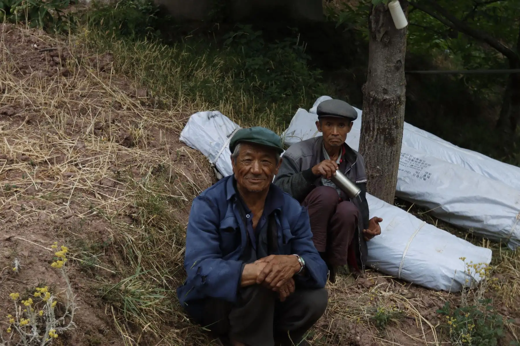 Al menos tres personas fallecieron y otras 27 resultaron heridas tras un terremoto de magnitud 6,4 registrado este viernes en la región meridional de Yunnan, según el último parte ofrecido hoy por las autoridades locales. Foto: AFP