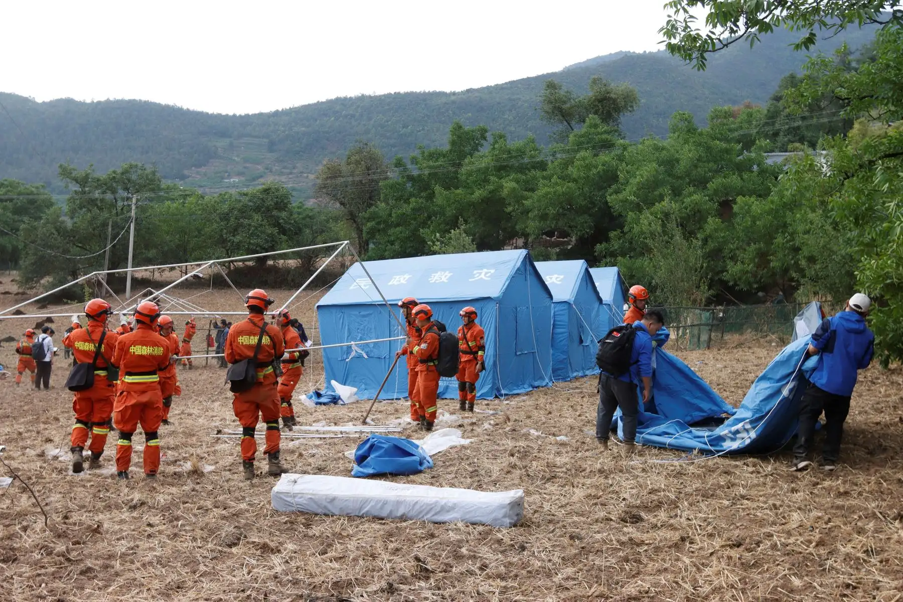 Al menos tres personas fallecieron y otras 27 resultaron heridas tras un terremoto de magnitud 6,4 registrado este viernes en la región meridional de Yunnan, según el último parte ofrecido hoy por las autoridades locales. Foto: AFP