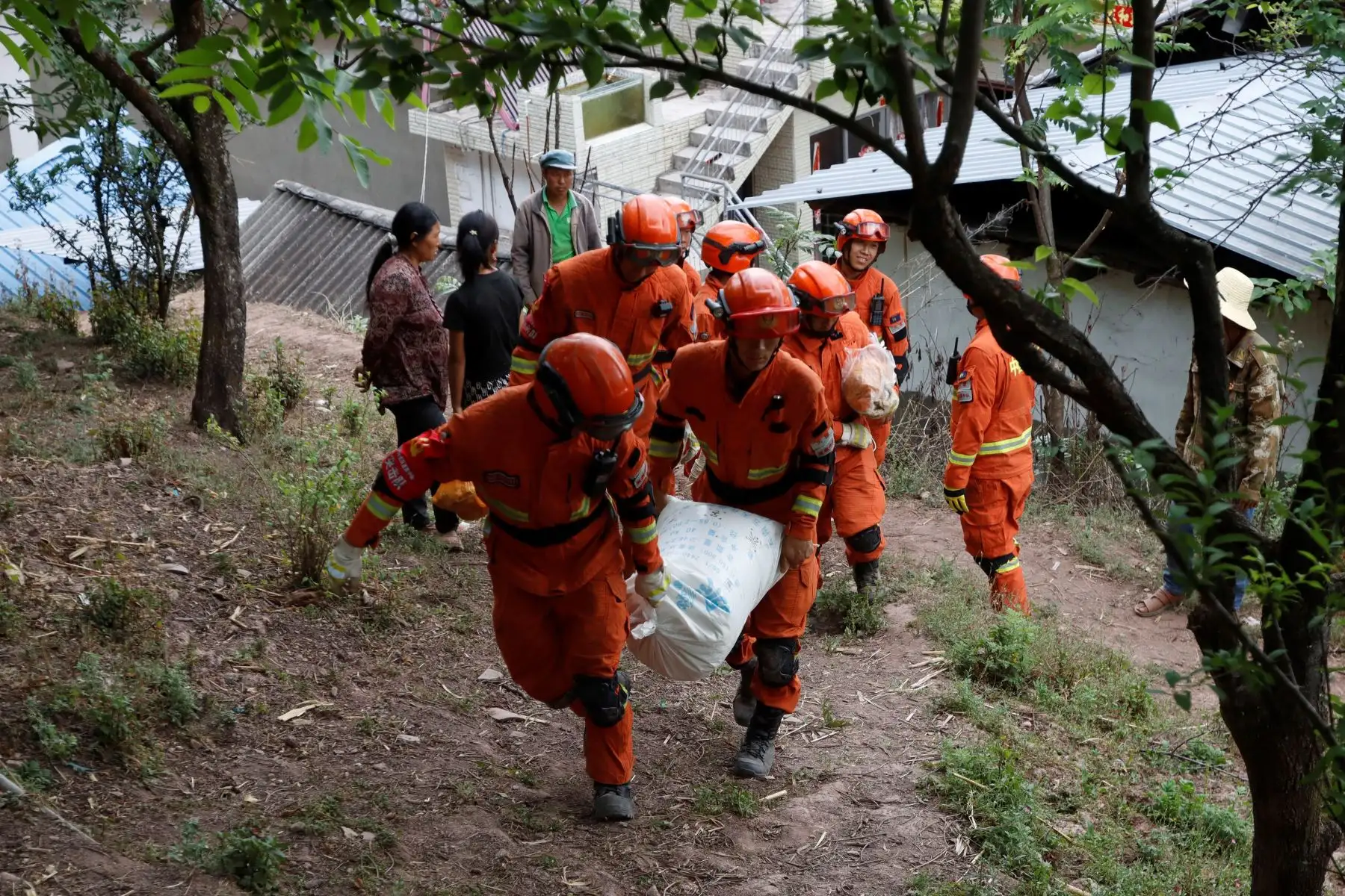 Al menos tres personas fallecieron y otras 27 resultaron heridas tras un terremoto de magnitud 6,4 registrado este viernes en la región meridional de Yunnan, según el último parte ofrecido hoy por las autoridades locales. Foto: AFP