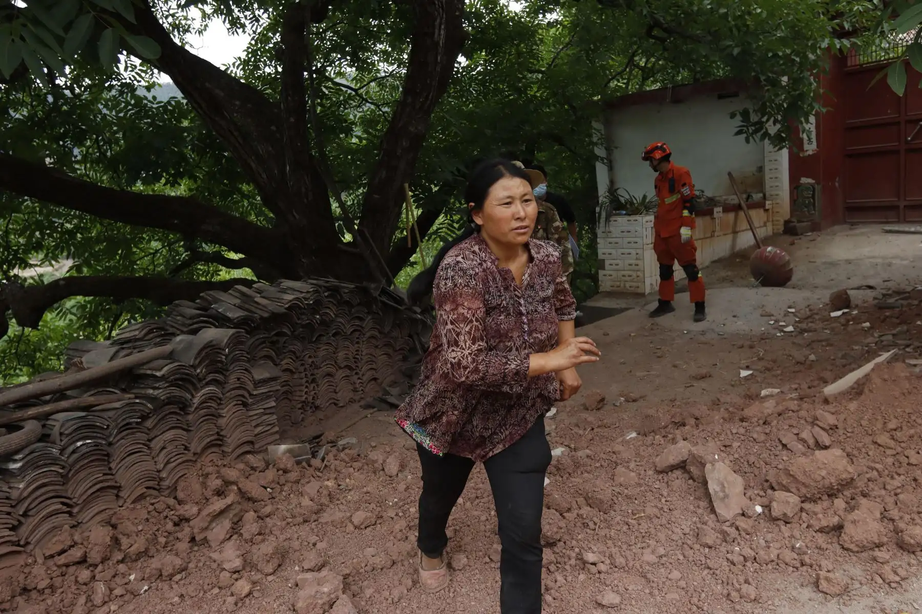 Al menos tres personas fallecieron y otras 27 resultaron heridas tras un terremoto de magnitud 6,4 registrado este viernes en la región meridional de Yunnan, según el último parte ofrecido hoy por las autoridades locales. Foto: AFP