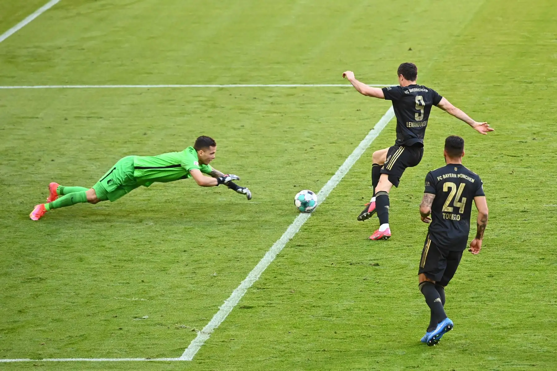 El delantero polaco del Bayern Múnich, Robert Lewandowski, anota el quinto gol de su equipo y su gol en la temporada 41 durante el partido de fútbol de la Bundesliga de primera división alemana Bayern Múnich vs FC Augsburg en Múnich.
Foto: AFP