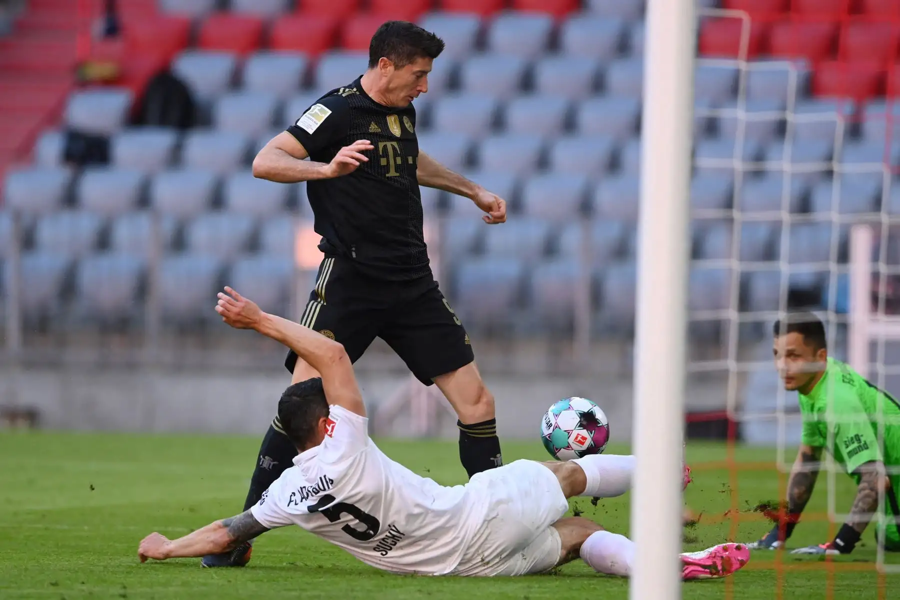 El delantero polaco del Bayern Munich Robert Lewandowski dispara pero no logra anotar durante el partido de fútbol de la Bundesliga de primera división alemana Bayern Munich vs FC Augsburg en Munich.
Foto: AFP