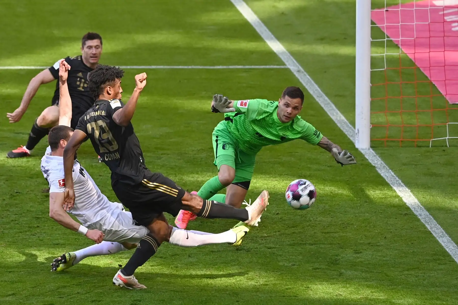 El delantero francés del Bayern Munich Kingsley Coman anota el cuarto gol de su equipo durante el partido de fútbol de la Bundesliga de primera división alemana Bayern Munich vs FC Augsburg en Munich.
Foto: AFP