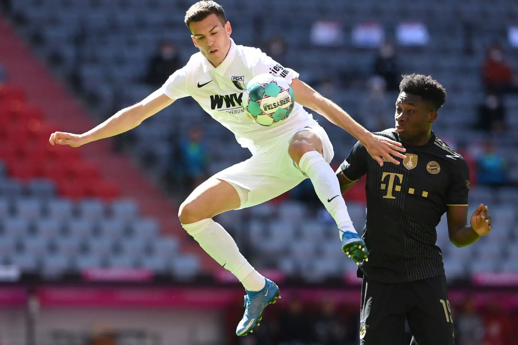 El centrocampista eslovaco de Augsburg Laszlo Benes y el mediocampista canadiense del Bayern Munich Alphonso Davies compiten por el balón durante el partido de fútbol de la Bundesliga de primera división alemana Bayern Munich vs FC Augsburg en Munich.
Foto: AFP