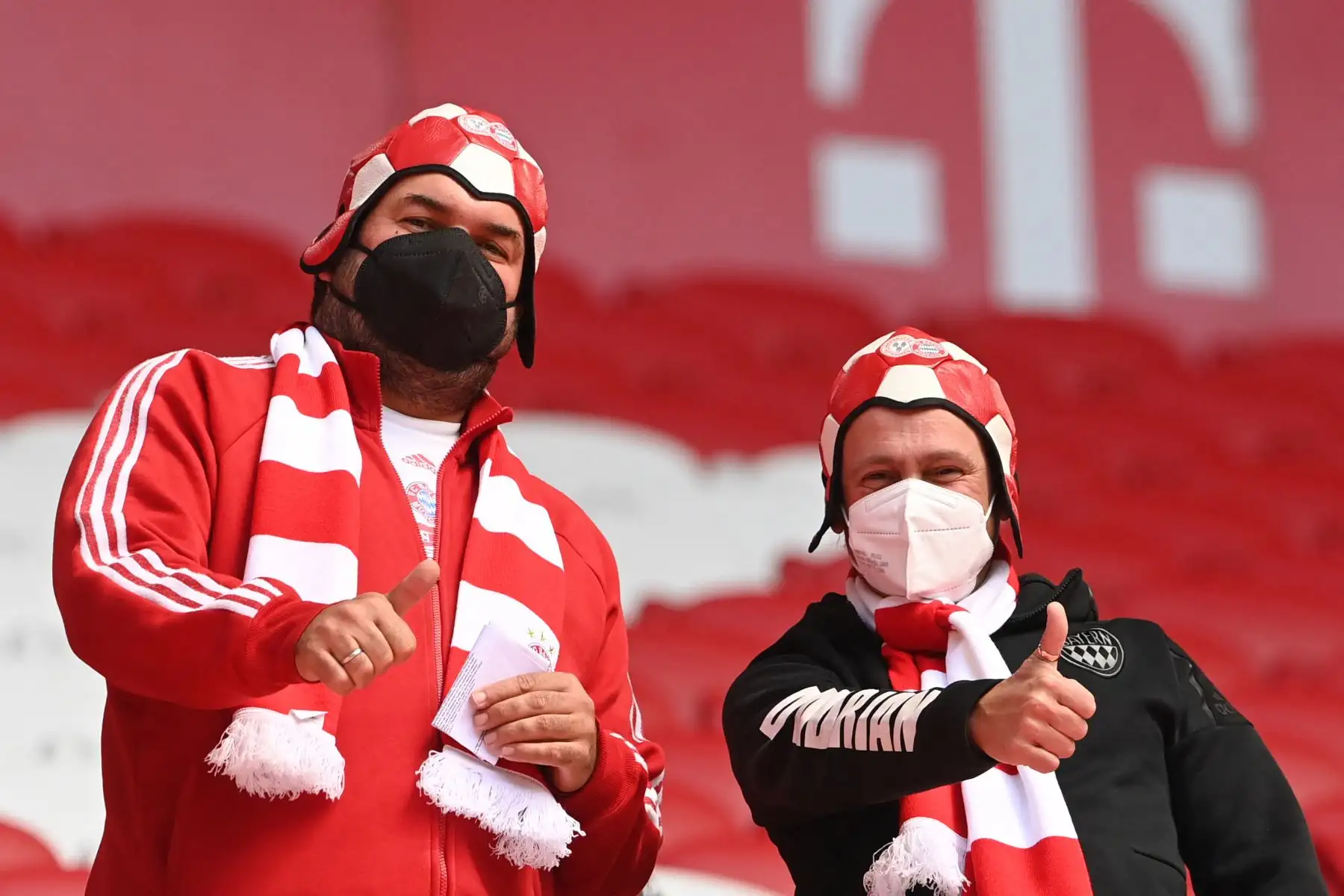 Los aficionados dan el visto bueno antes del partido de fútbol de la primera división de la Bundesliga alemana Bayern Munich vs FC Augsburg en Munich.
Foto: AFP
