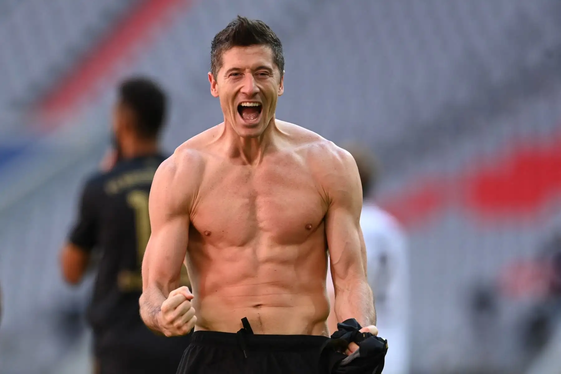 El delantero polaco del Bayern Munich Robert Lewandowski celebra el quinto gol de su equipo durante el partido de fútbol de la Bundesliga de primera división alemana Bayern Munich vs FC Augsburg en Munich.
Foto: AFP