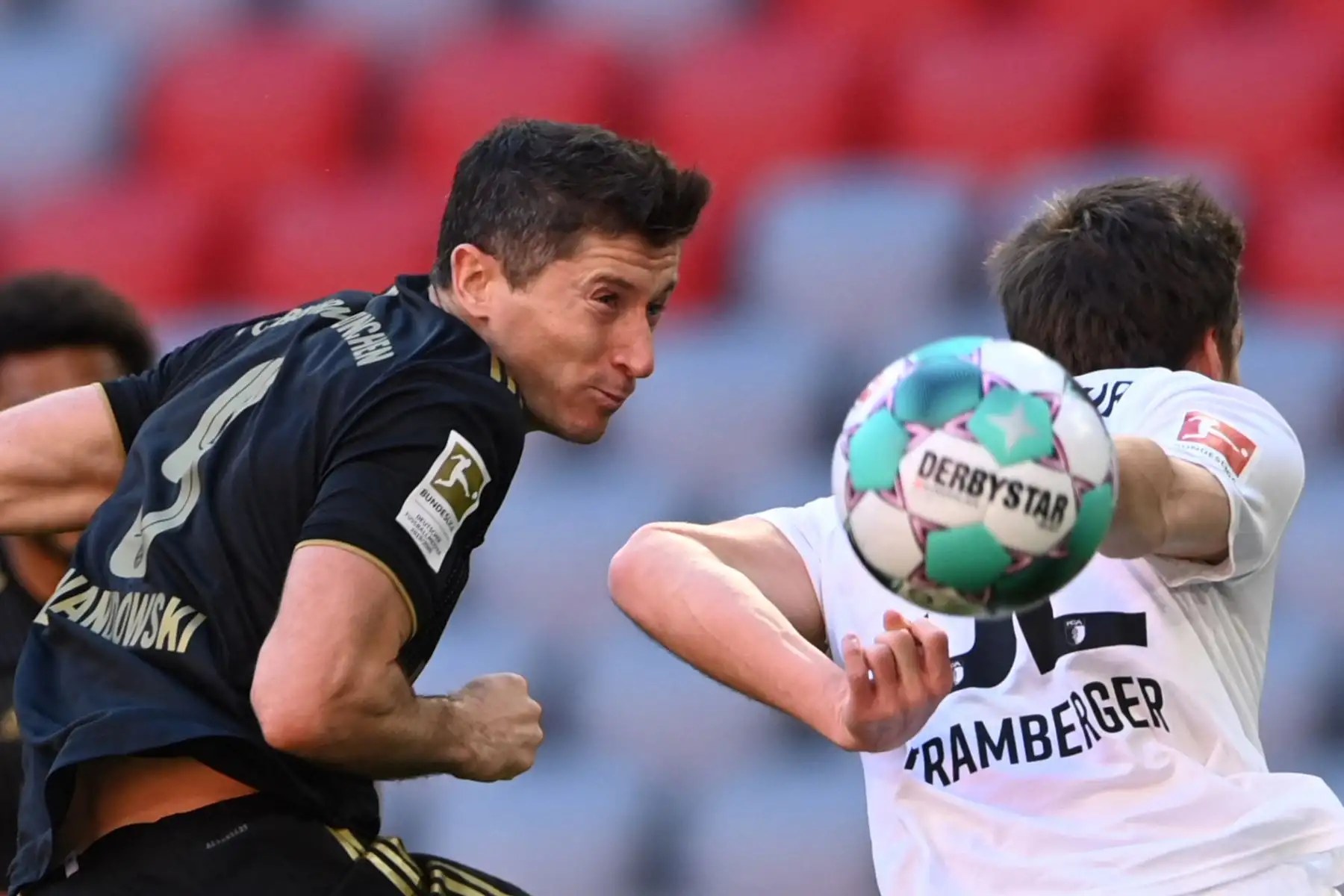 El delantero polaco del Bayern Munich Robert Lewandowski y el defensor alemán del Augsburg Raphael Framberger compiten por el balón durante el partido de fútbol de la Bundesliga de primera división alemana Bayern Munich vs FC Augsburg en Munich.
Foto: AFP