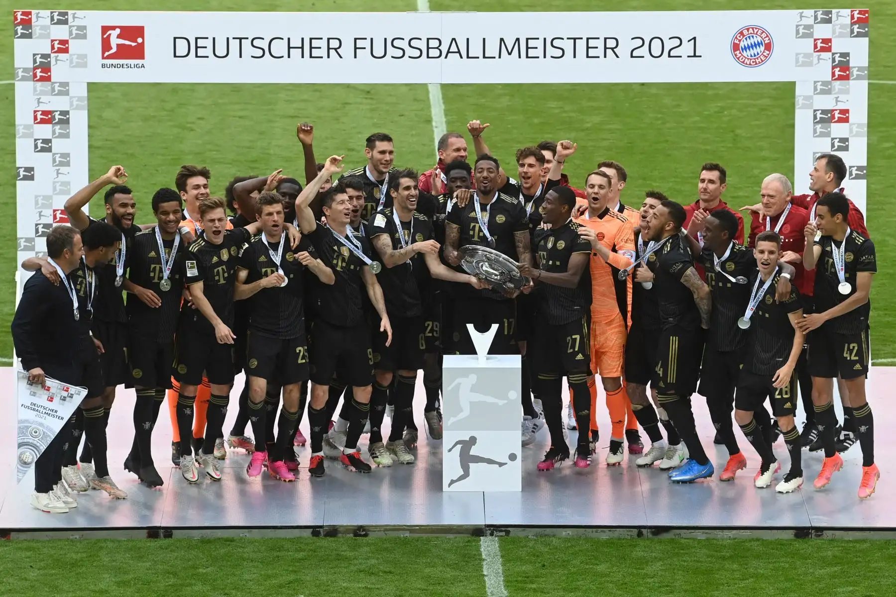 El equipo de fútbol del Bayern Munich celebra con el trofeo después del partido de fútbol de la Bundesliga de primera división alemana Bayern Munich vs FC Augsburg en Munich.
Foto: AFP