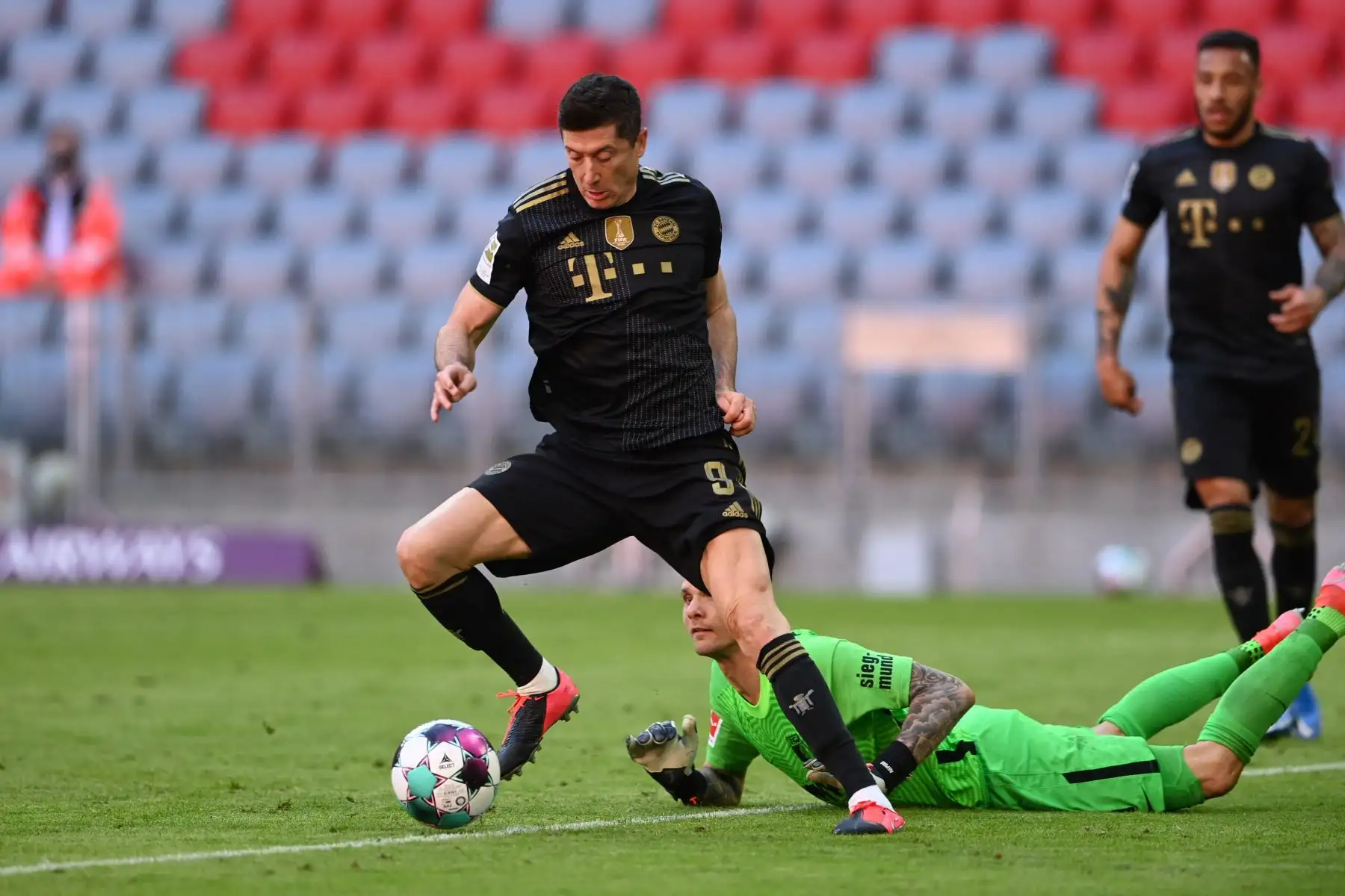 El delantero polaco del Bayern Munich, Robert Lewandowski, controla el balón antes de anotar el quinto gol de su equipo y su gol en la temporada 41 durante el partido de fútbol de la Bundesliga de primera división alemana Bayern Munich vs FC Augsburg en Munich.
Foto: AFP