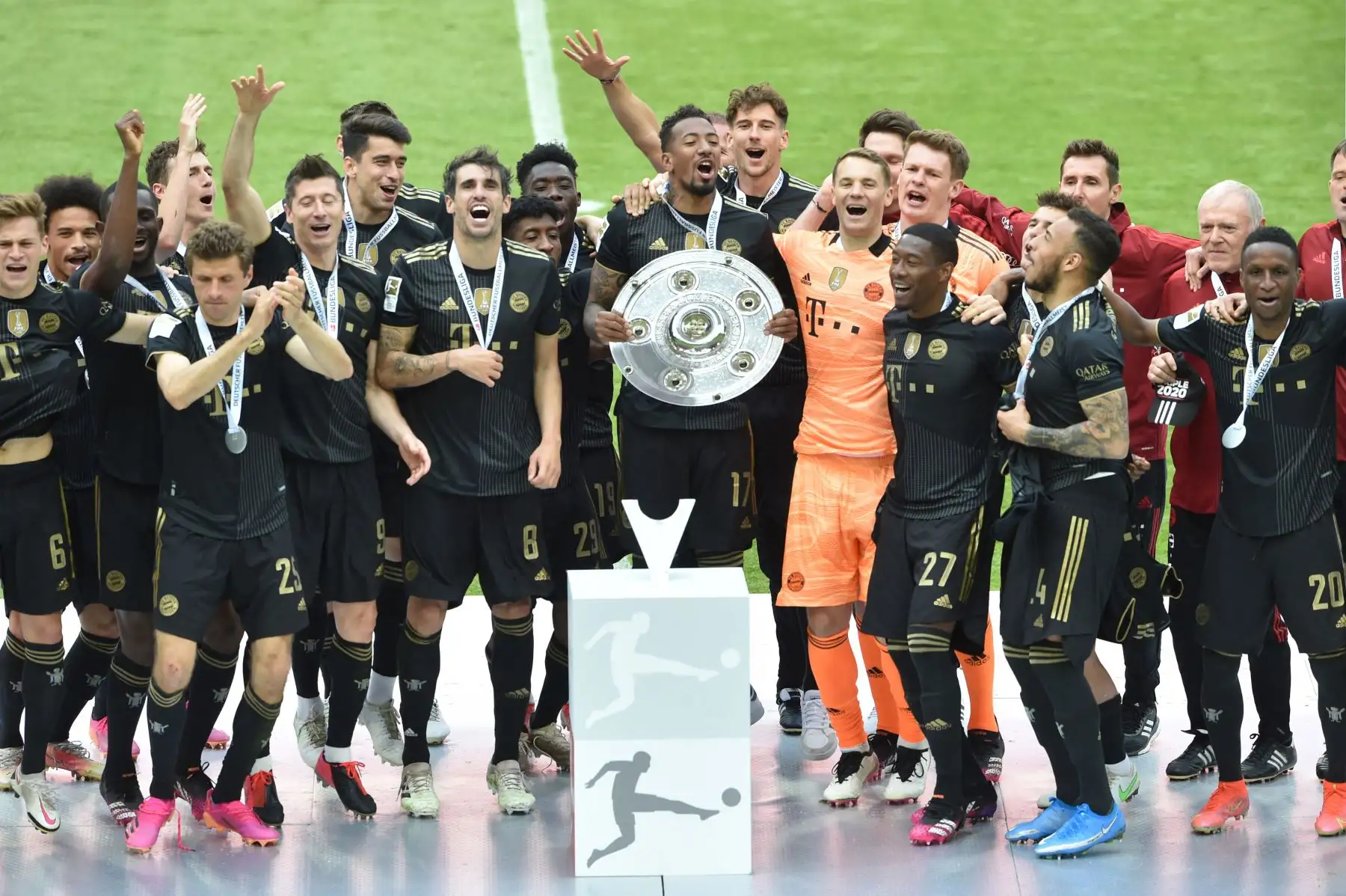 Los jugadores del Bayern Munich celebran con el trofeo después del partido de fútbol de la Bundesliga de primera división alemana Bayern Munich vs FC Augsburg en Munich.
Foto:AFP