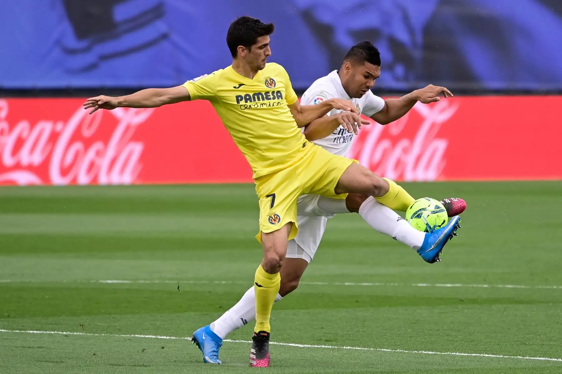 El centrocampista brasileño del Real Madrid Casemiro compite con el delantero español del Villarreal Gerard Moreno durante el partido de fútbol de la liga española Real Madrid CF contra el Villarreal CF.
Foto:  AFP