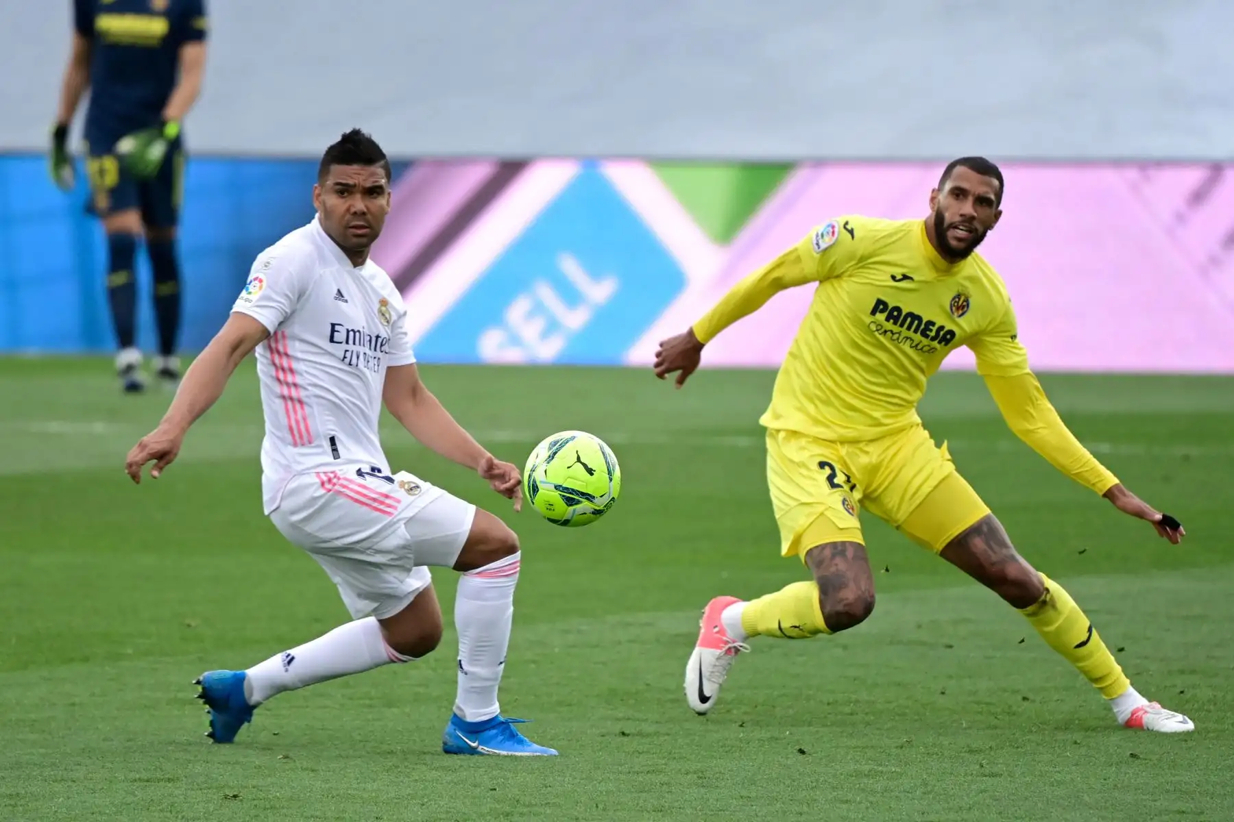 El centrocampista francés del Villarreal Etienne Capoue compite con el centrocampista brasileño del Real Madrid Casemiro durante el partido de fútbol de la liga española Real Madrid CF contra el Villarreal CF.
Foto: AFP