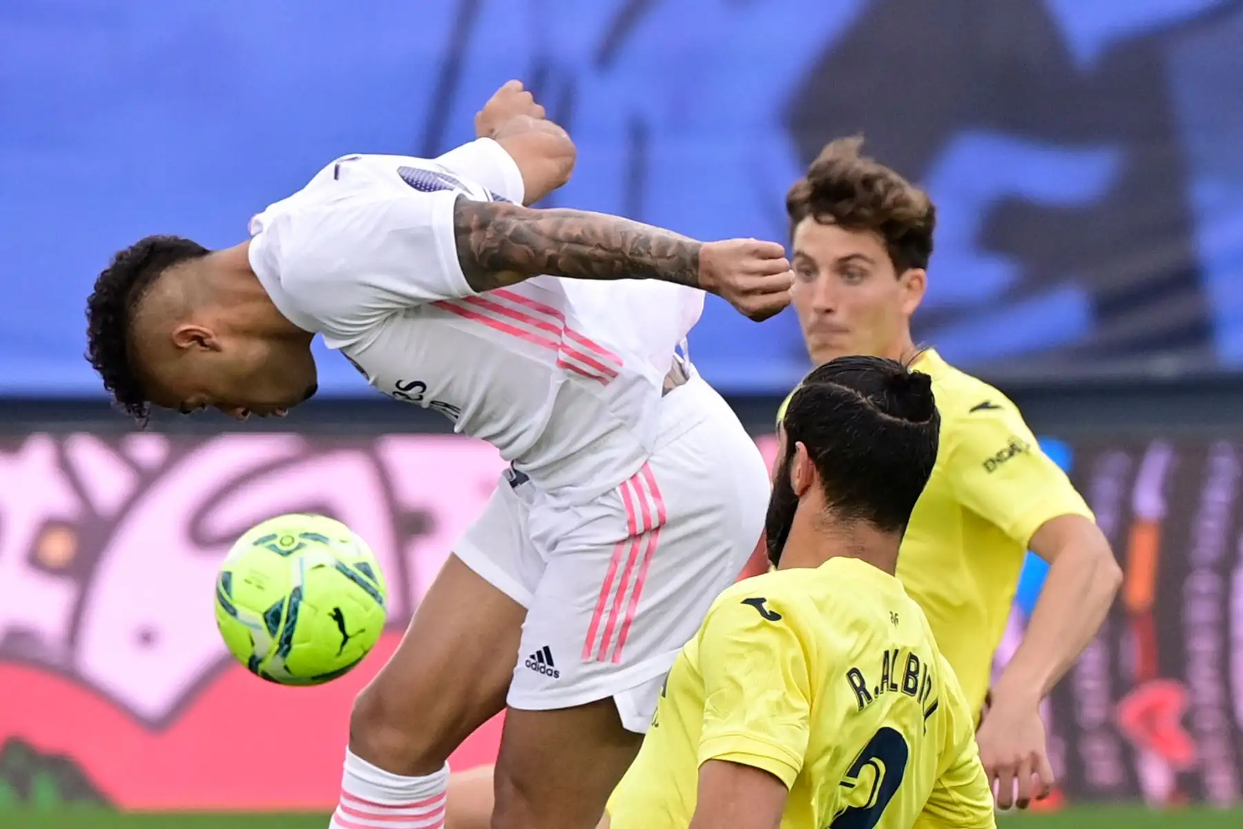 El delantero dominicano del Real Madrid Mariano Díaz salta por el balón durante el partido de fútbol de la liga española Real Madrid CF contra el Villarreal CF.
Foto: AFP