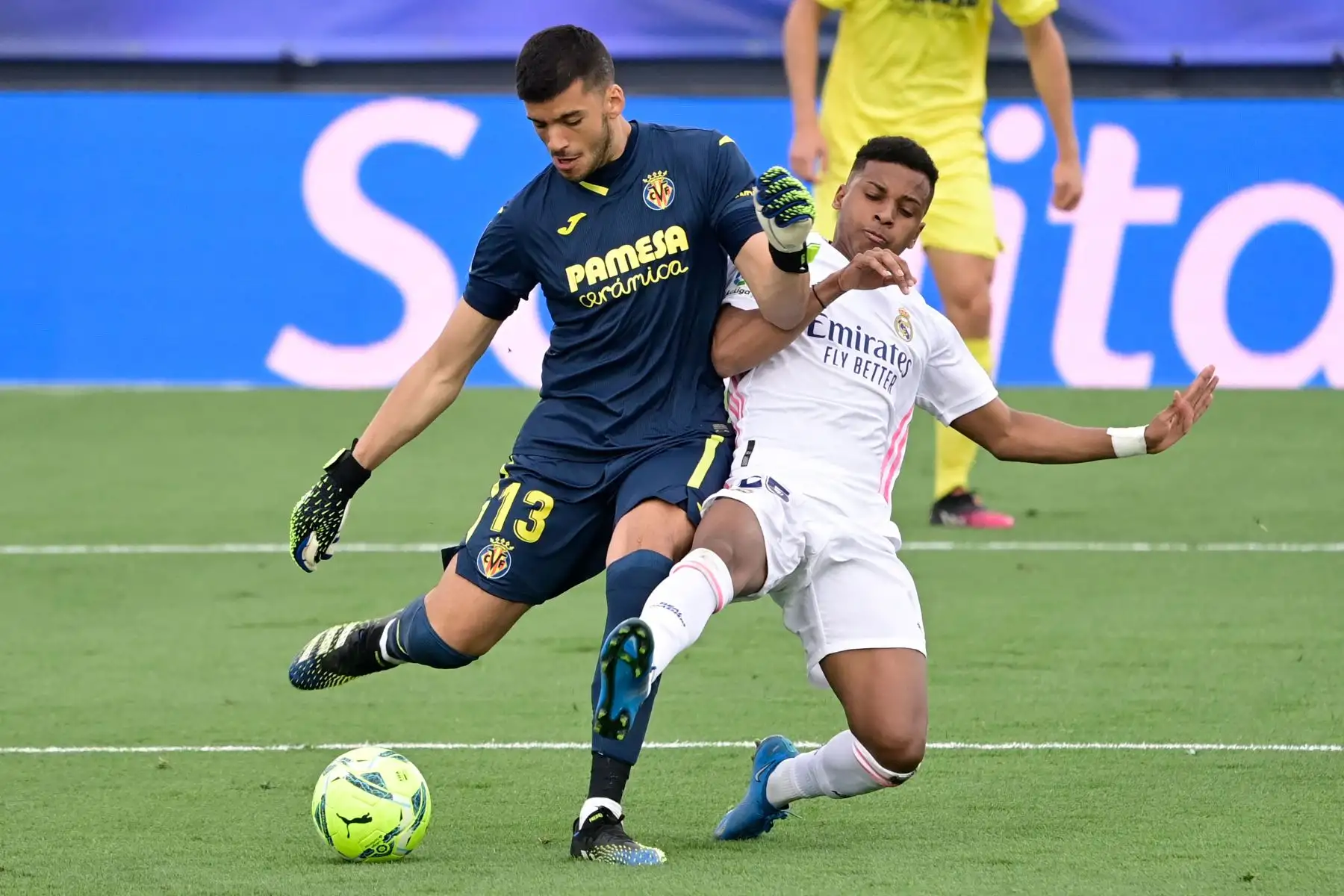 El guardameta argentino del Villarreal Geronimo Rulli  compite con el delantero brasileño del Real Madrid Rodrygo durante el partido de fútbol de la liga española Real Madrid CF contra el Villarreal CF.
Foto: AFP