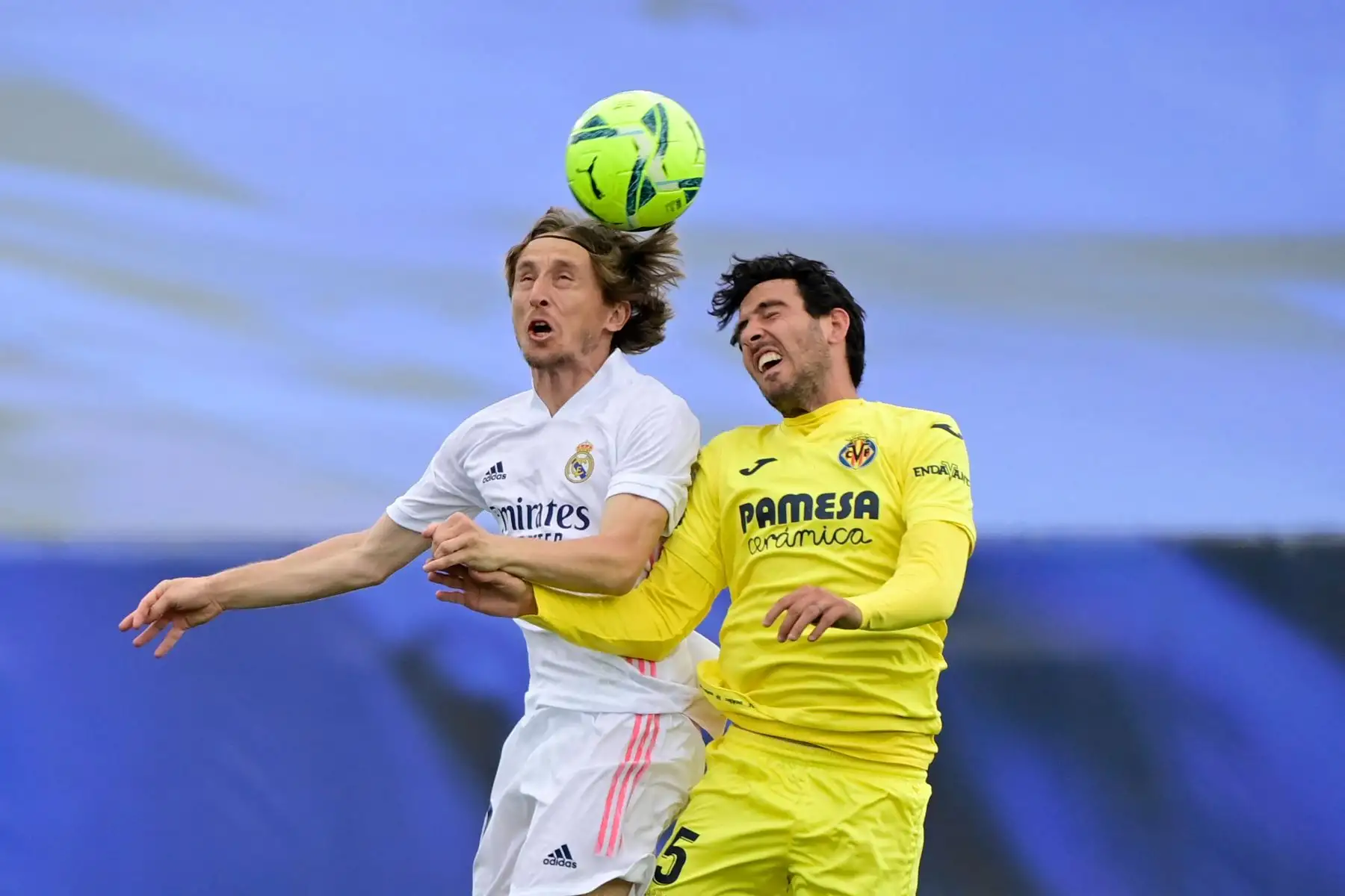 El centrocampista español del Villarreal Daniel Parejo compite con el centrocampista croata del Real Madrid Luka Modric durante el partido de fútbol de la liga española Real Madrid CF contra el Villarreal CF.
Foto: AFP