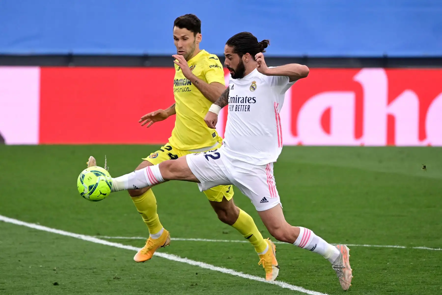 El centrocampista español del Real Madrid Isco compite con el defensor español del Villarreal Alfonso Pedraza durante el partido de fútbol de la liga española Real Madrid CF contra el Villarreal CF.
Foto: AFP