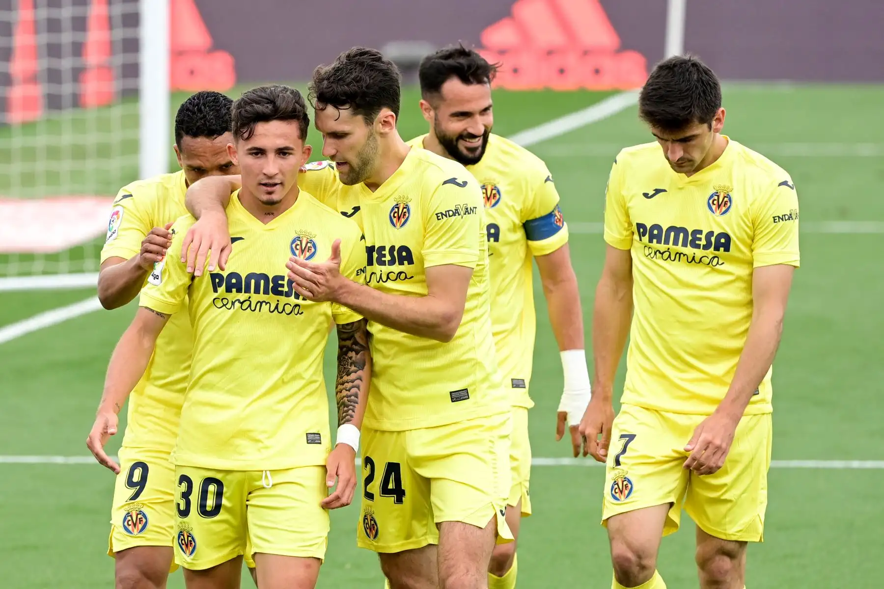 El delantero español del Villarreal Yeremi Pino (L) celebra tras anotar durante el partido de fútbol de la liga española Real Madrid CF contra el Villarreal CF en el estadio Alfredo di Stefano de Valdebebas, en las afueras de Madrid. Foto: AFP