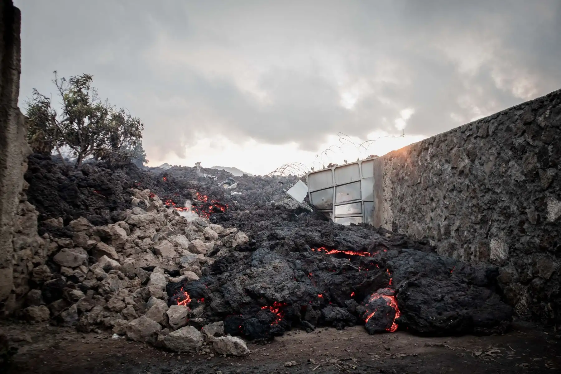 Un río de lava hirviendo se detuvo el domingo en las afueras de Goma, salvando a la ciudad en el este de la República Democrática del Congo del desastre después de que la erupción nocturna del monte Nyiragongo provocó que miles de residentes aterrorizados huyeran presas del pánico.
Foto: AFP