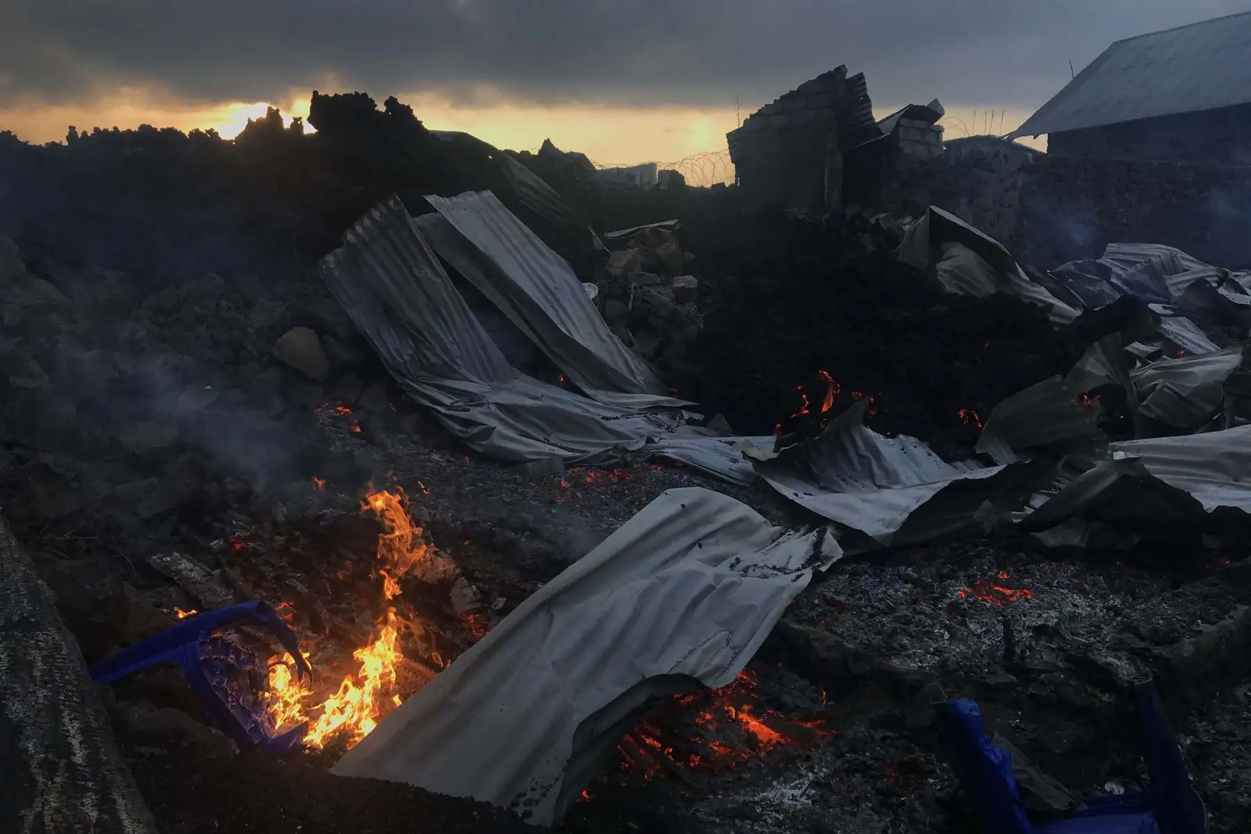 Las cenizas humeantes se ven temprano  en Goma, en el este de la República Democrática del Congo, después de la erupción del monte Nyiragongo.
Foto: AFP
