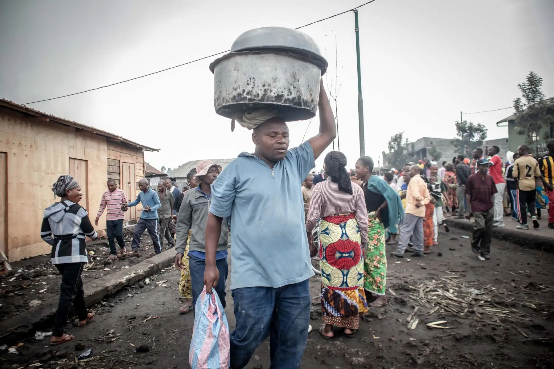 Se ve a los residentes reunidos en una calle concurrida después de una erupción del monte Nyiragongo en Goma, en el este de la República Democrática del Congo. 
Foto: AFP