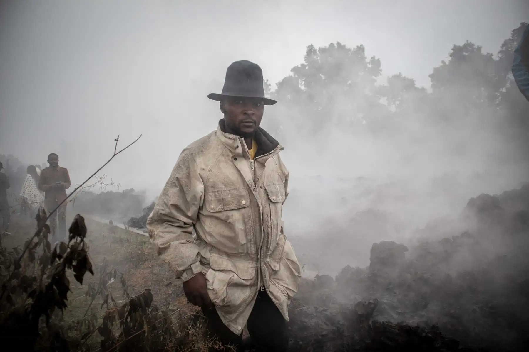 Hombres cruzan el frente de las rocas de lava aún humeantes de una erupción del monte Nyiragongo en Goma, en el este de la República Democrática del Congo. 
Foto: AFP