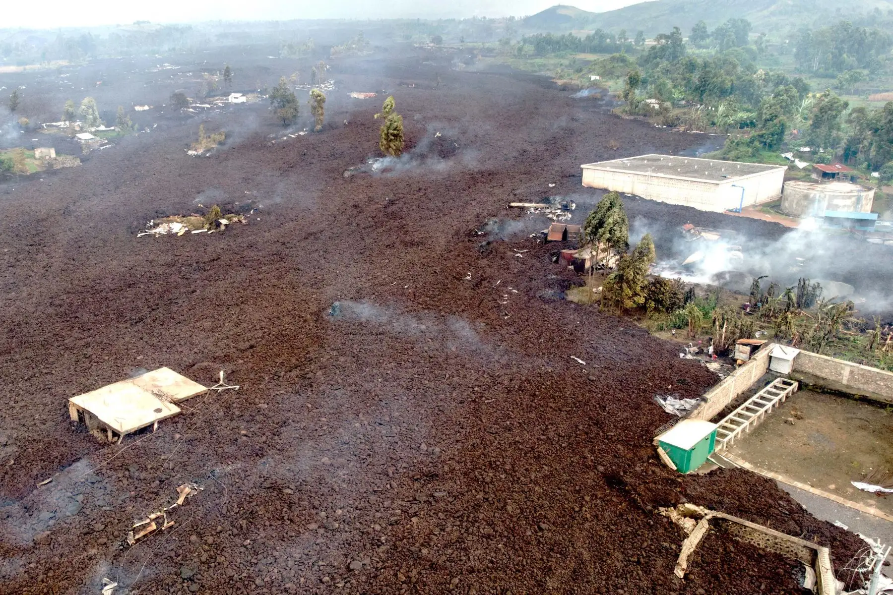 Esta vista aérea muestra edificios envueltos en escombros en la aldea de Bushara, área de Nyiragongo, cerca de Goma, después de una erupción volcánica del monte Nyiragongo.
Foto: AFP