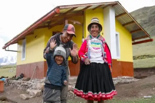 Las Sumaq Wasi, palabras quechua que significan “Casa Bonita”, son viviendas bioclimáticas que captan el calor del día y lo conservan durante la noche. De esta forma, aumenta hasta en 14 grados Celsius la temperatura del interior en relación al exterior.